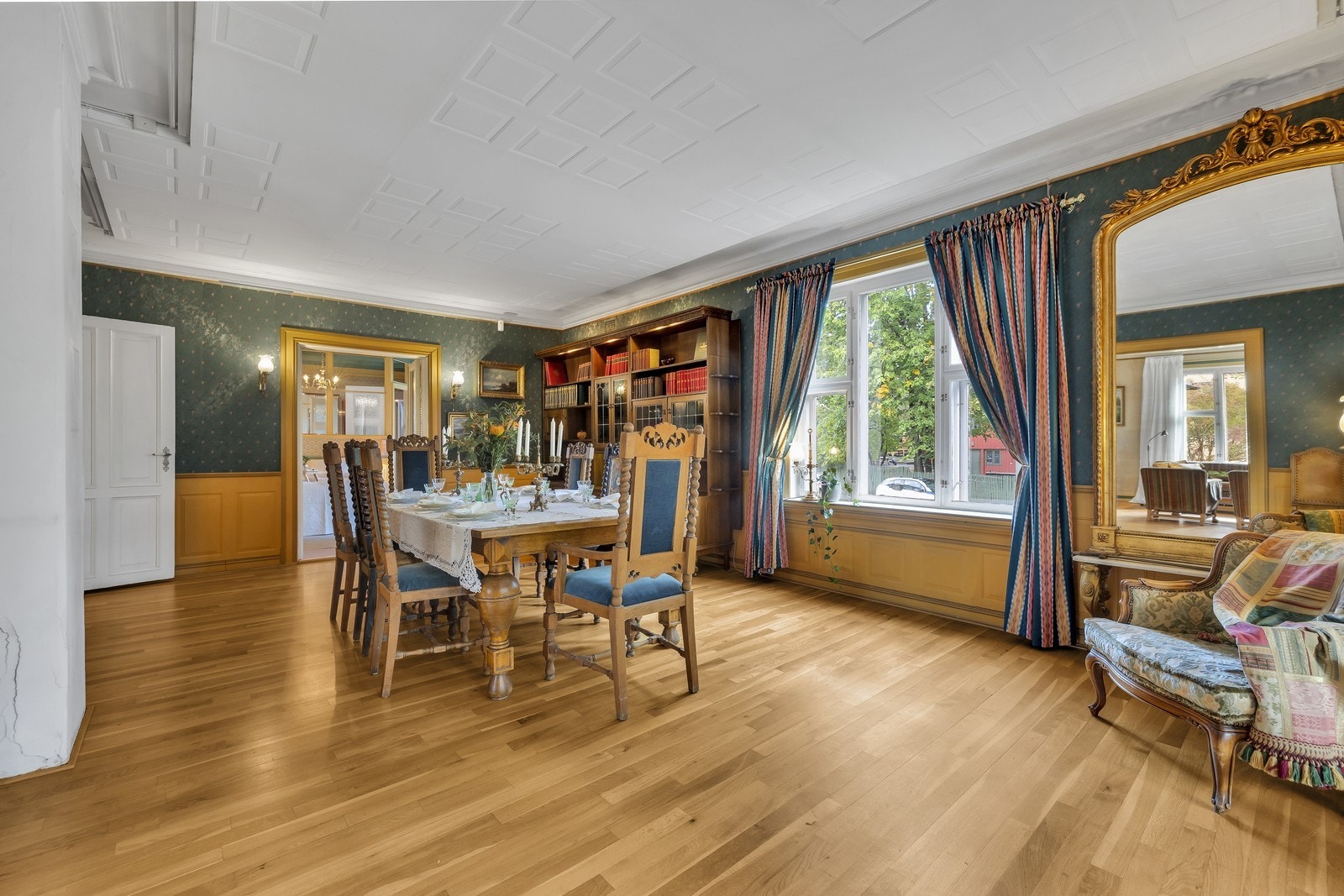 Stor og lys spisestue. Galleribilde