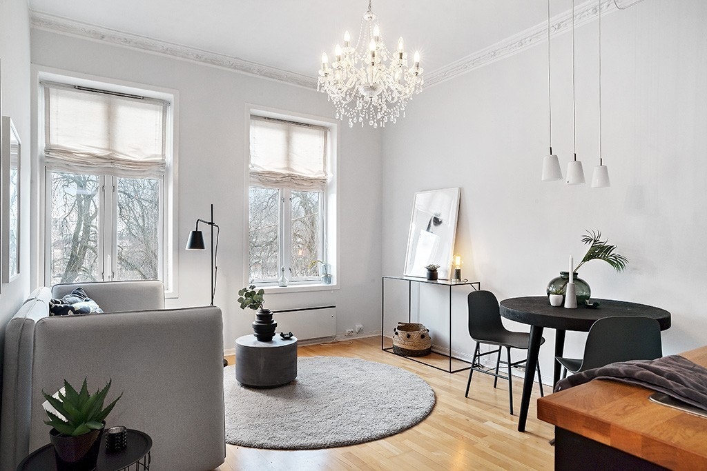 Romslig stue med åpen løsning mot kjøkkenet. Galleribilde