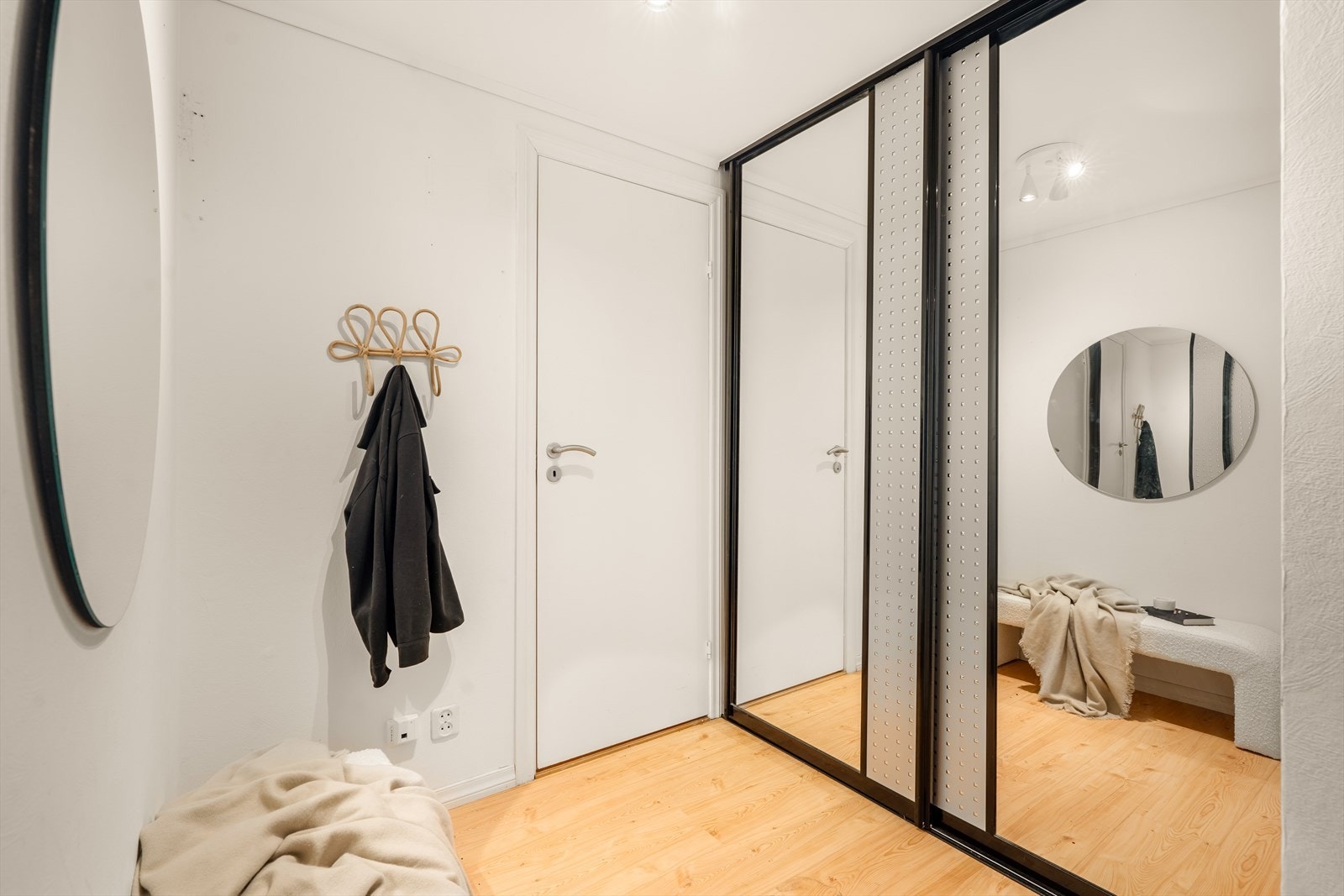 Stor entré med gode oppbevaringsmuligheter Galleribilde