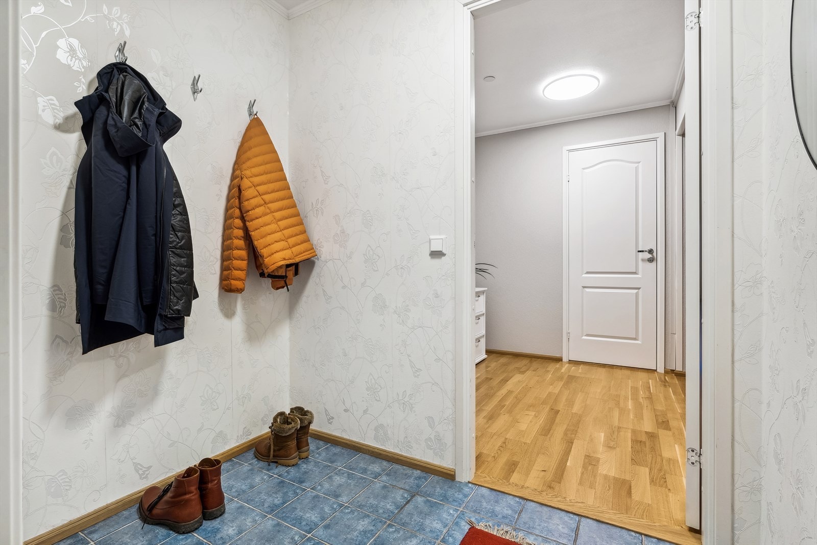 Koselig entré med god plass til sko og yttertøy. Galleribilde