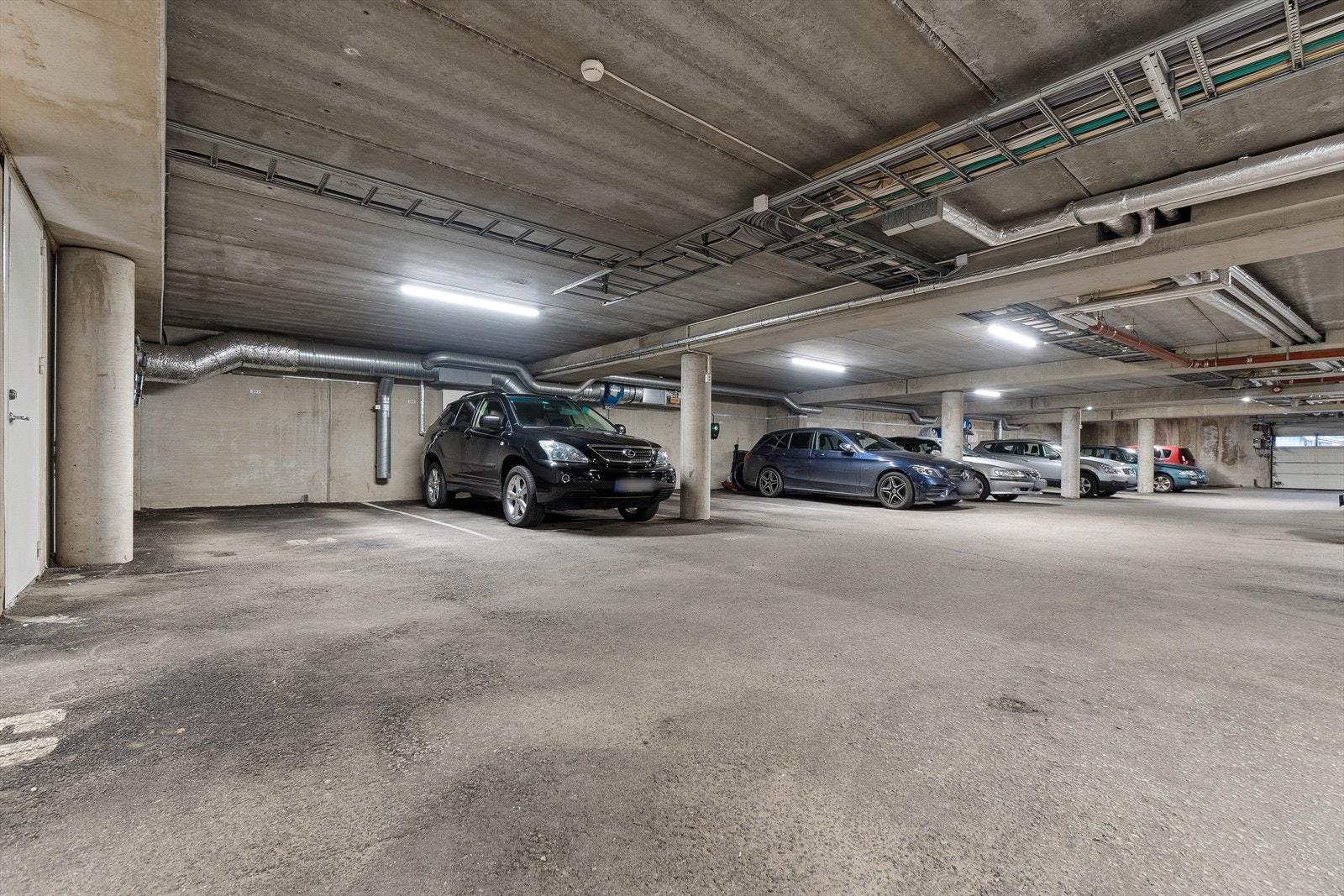 Fast plass i garasjeanlegg. Mulighet for etablering av elbil-lader. Privat bod i lukket rom like ved parkeringsplassen. Galleribilde