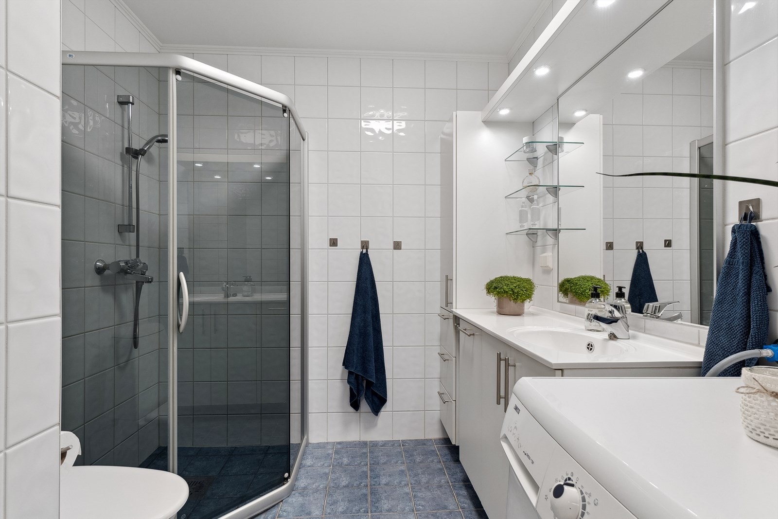 Badet har fliser på vegger og gulv med elektriske varmekabler. Galleribilde