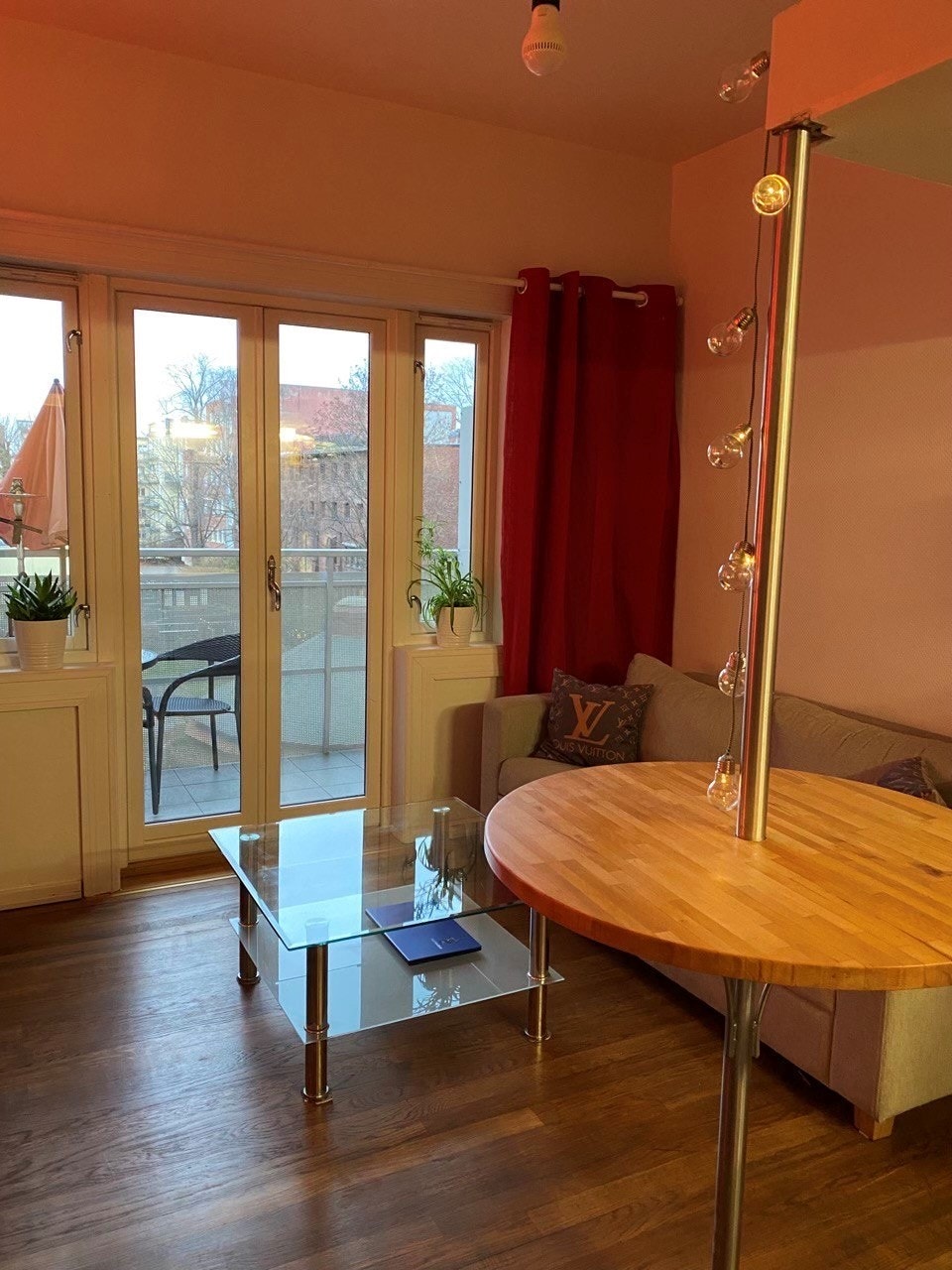 Stue mot balkong Galleribilde