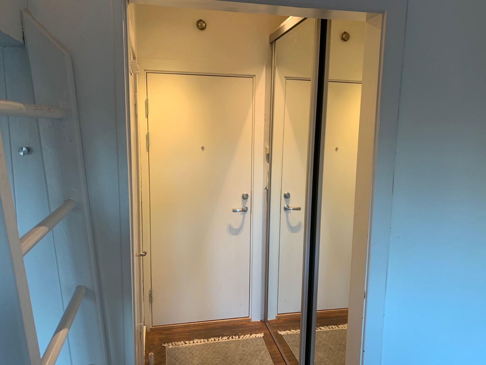 Entré med skyvedørsgarderobe Galleribilde