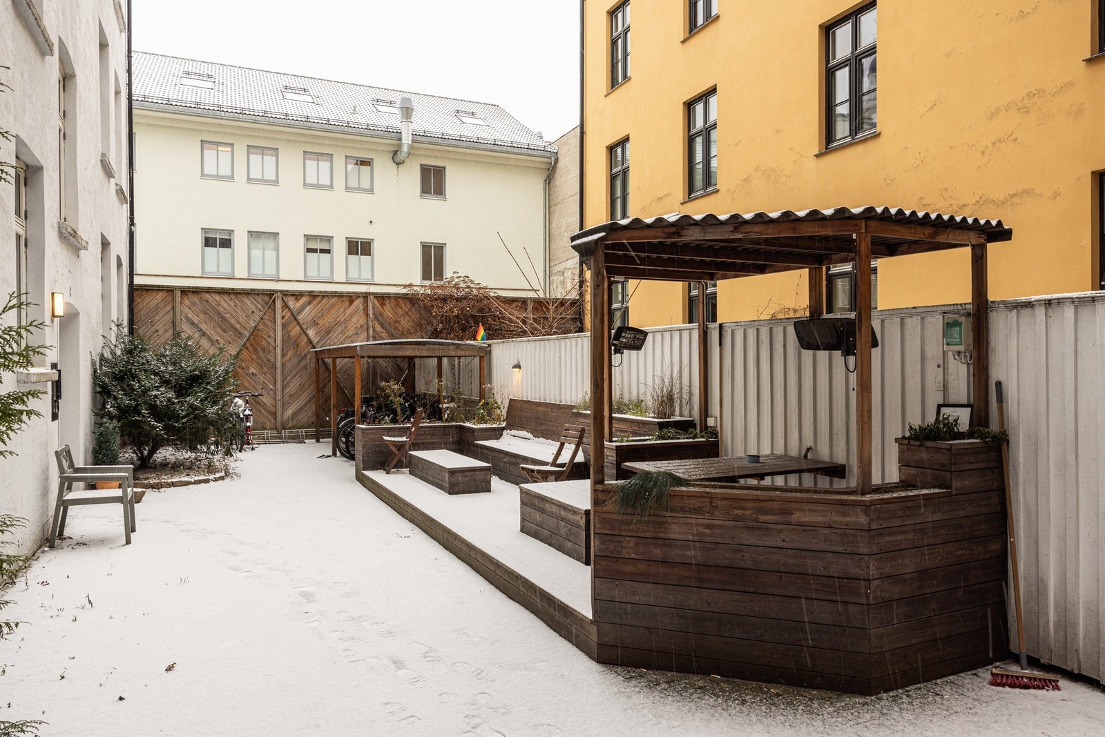 Koselig felles bakgård med sittegrupper og sykkelparkering. Galleribilde