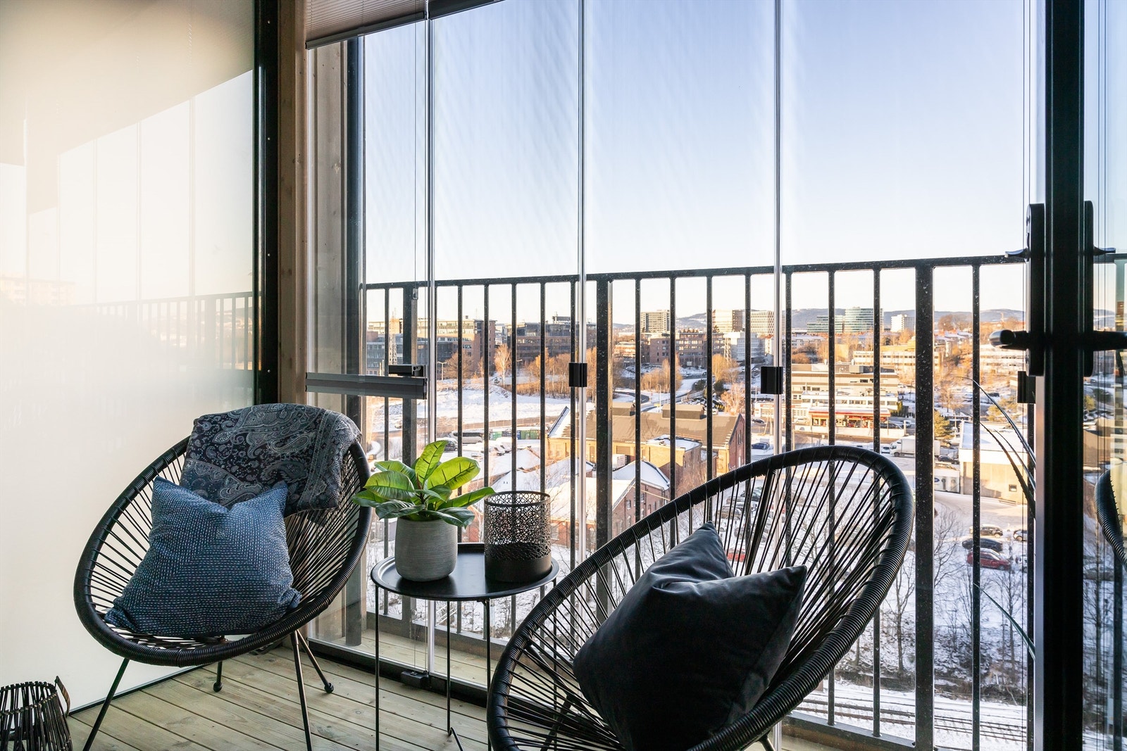 Fra stuen har man direkte adkomst til leilighetens balkong på 9 kvm, hvorav 4 kvm er innglasset. Galleribilde