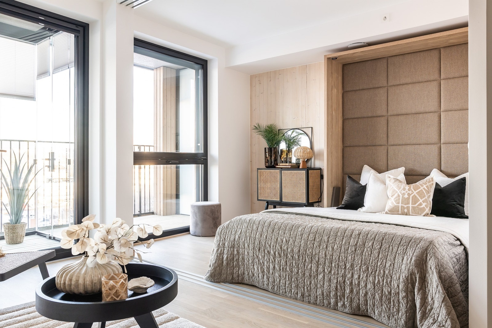 Leilighetens soverom har en innfellbar seng og skyvedør som man åpner ut mot stuen. Man har plass til nattbord. Galleribilde