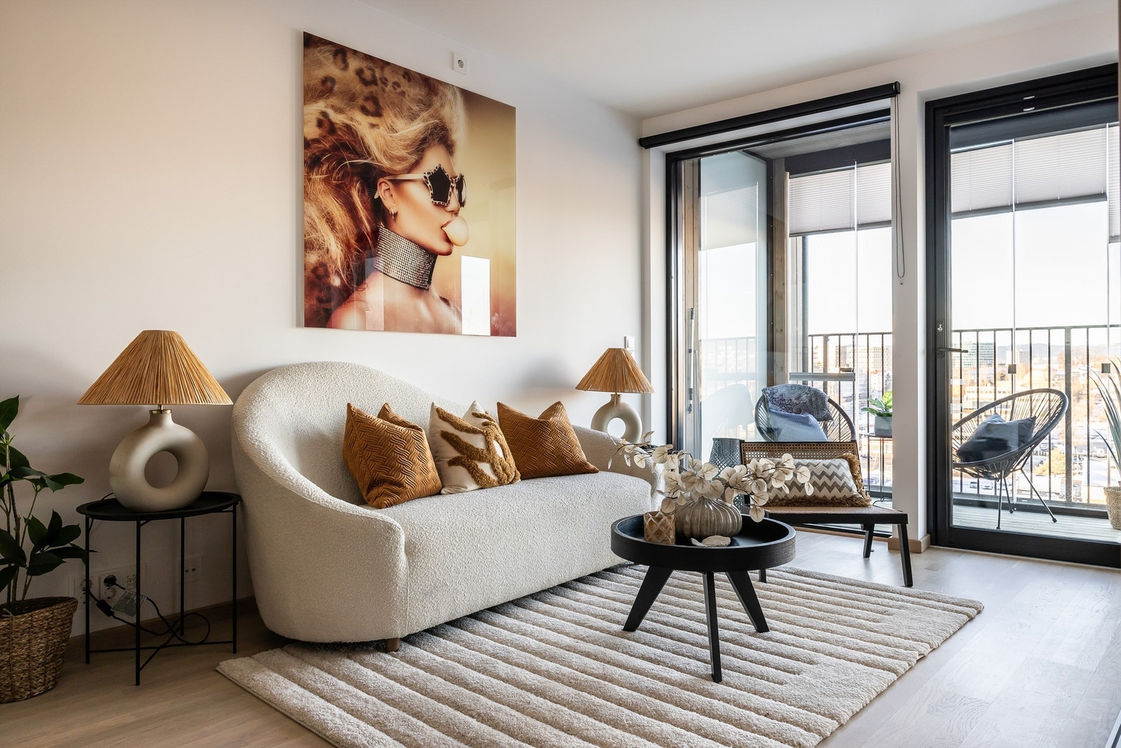 Fra stuen har man direkte adkomst til balkong hvorav 4 kvm er innglasset. Galleribilde