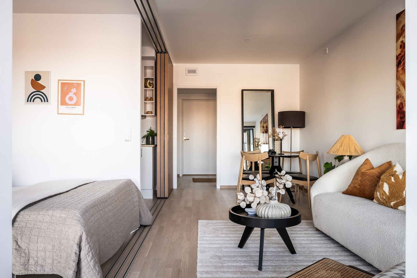 Veggen kan skyves helt frem til kjøkkenet for å få en fullstendig åpning av leiligheten. Galleribilde