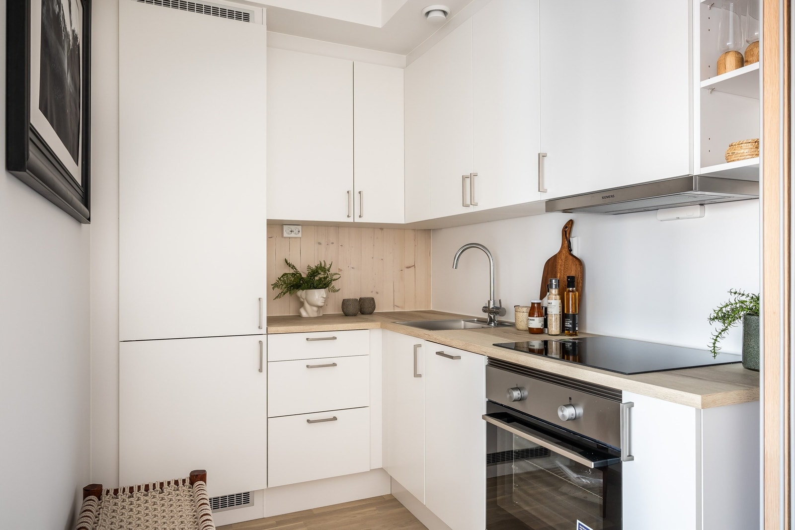 Integrerte hvitevarer som; platetopp, stekeovn, oppvaskmaskin og kombinert kjøl-/fryseskap. Galleribilde