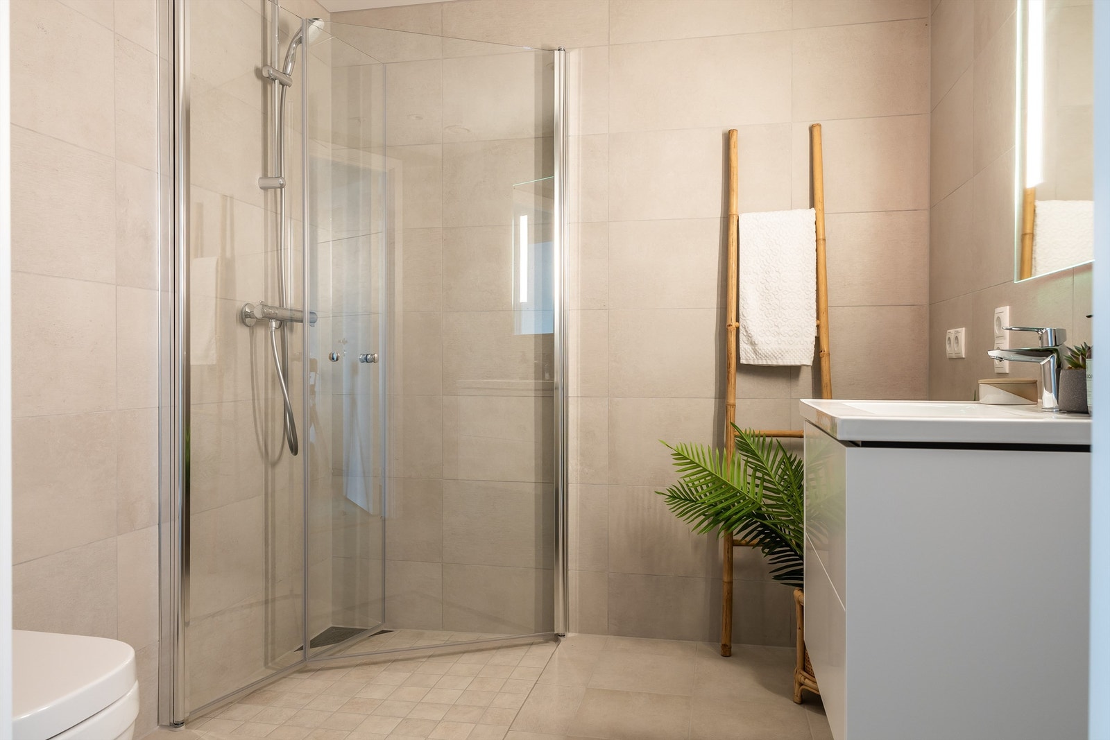 Praktisk dusjhjørne med innsvingbare dører. Galleribilde