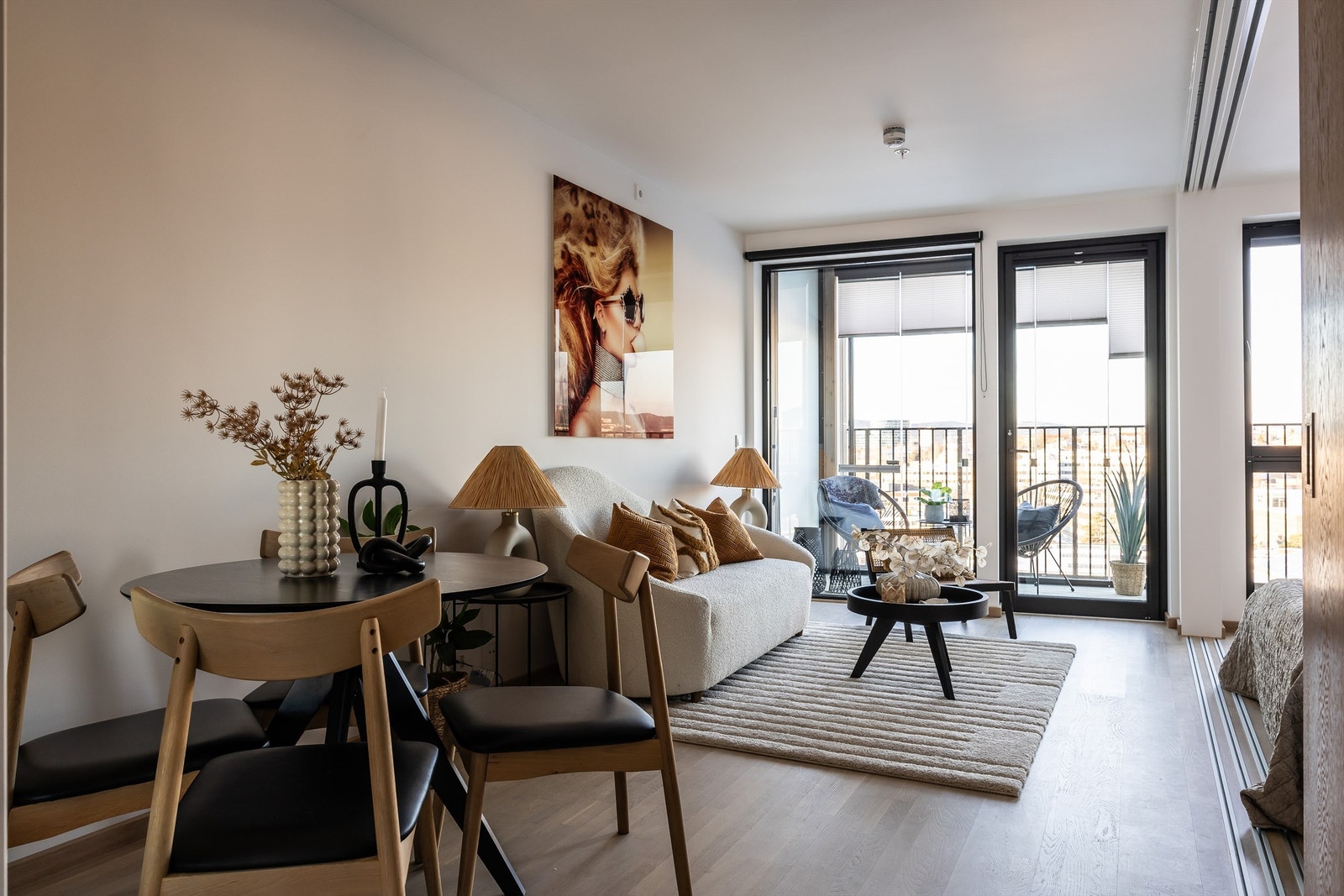 Leiligheten innehar en stue med en åpen kjøkkenløsning og store vindusflater som gir godt med lysinnslipp. Galleribilde