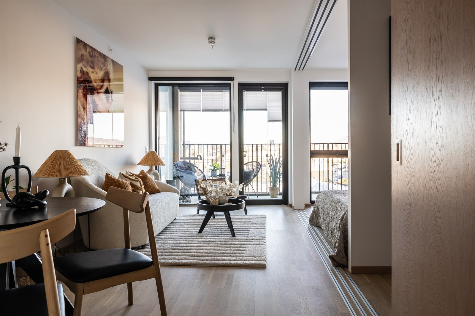 2-roms leilighet beliggende i byggets 5.etg med balkong. Galleribilde