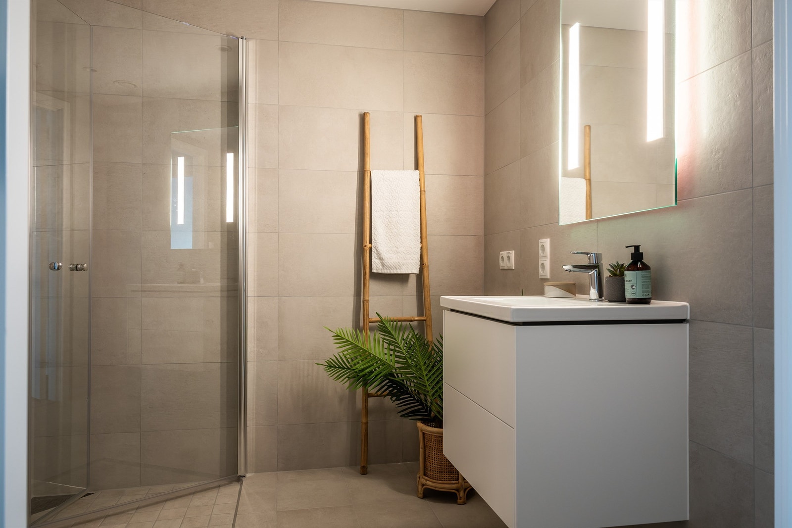 Badet er innredet med servant og servantskap med 2 skuffer. Speilskap med integrert lys. Det er opplegg for vaskemaskin og tørketrommel. Galleribilde