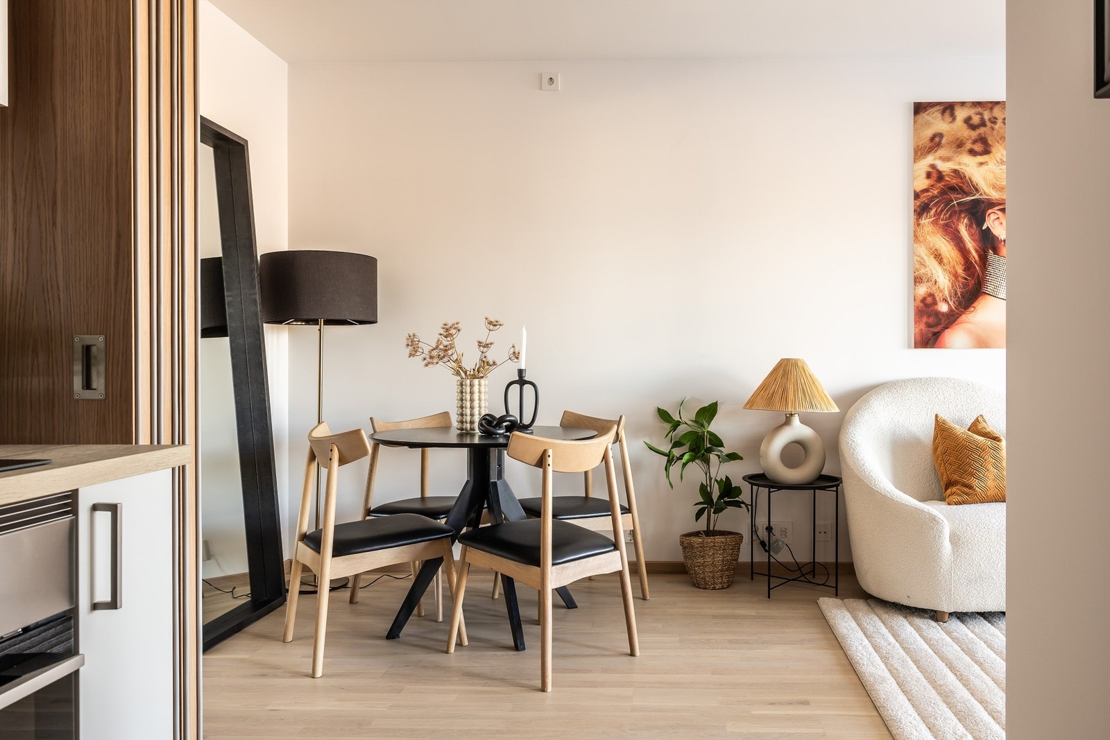 Plass til spisebord ved stue/kjøkken. Galleribilde