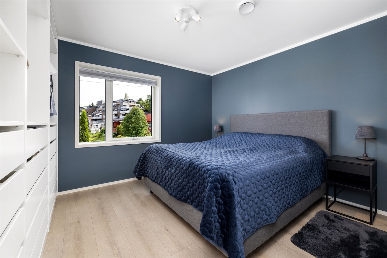 Hovedsoverom med stor og åpen garderobeinnredning. Galleribilde