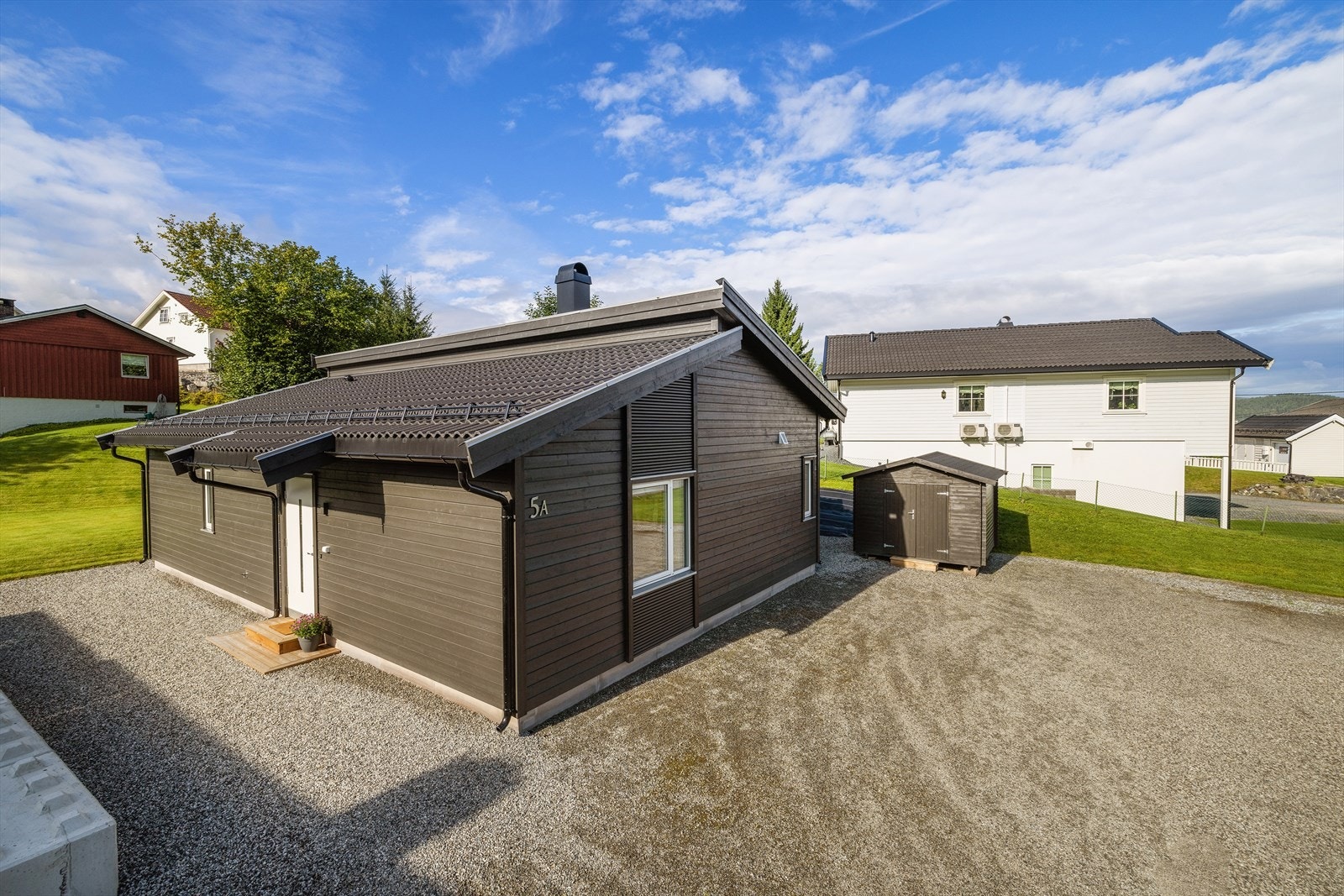 Romslig gårdsplass med gode parkeringsmuligheter. Galleribilde