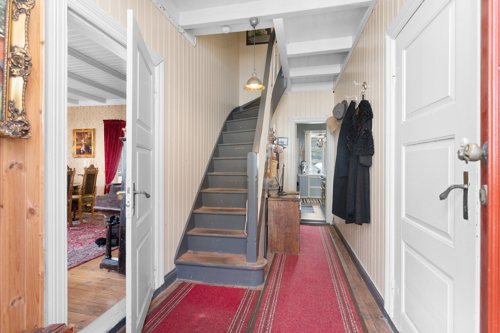 Gang i første etasje med trapp til leilighet i andre etasje. Galleribilde