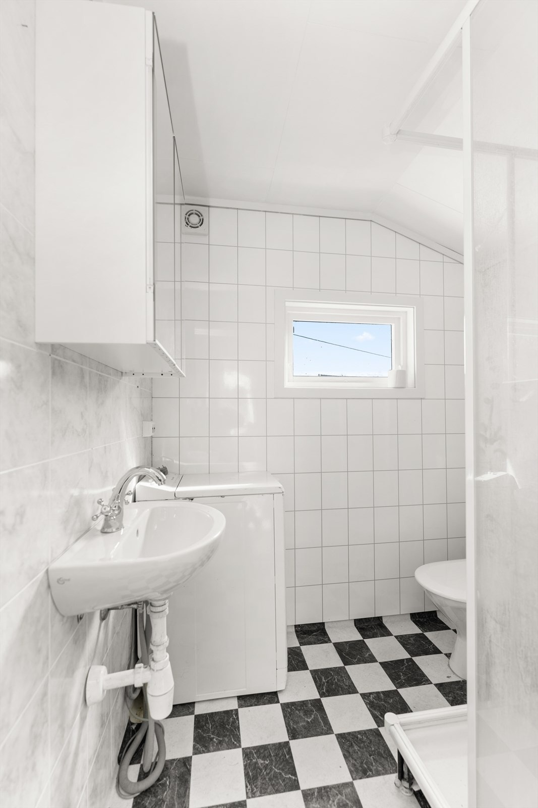 To like bad/ wc i første og andre etasje som begge er renovert. Galleribilde