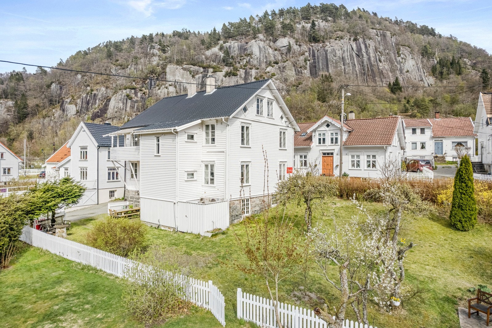 Innholdsrik eiendom fra 1850 med båtplass Galleribilde