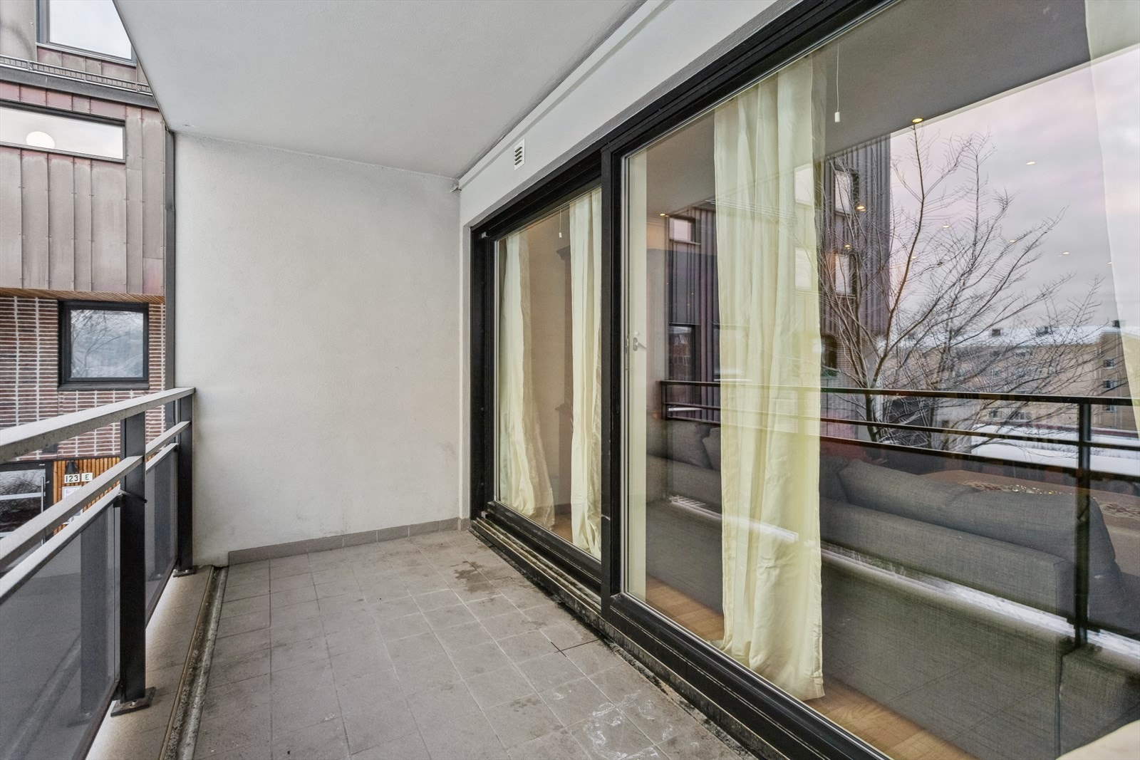 Balkongen har god plass og er overbygget slik at du kan ha glede av den på regnværsdager. Galleribilde
