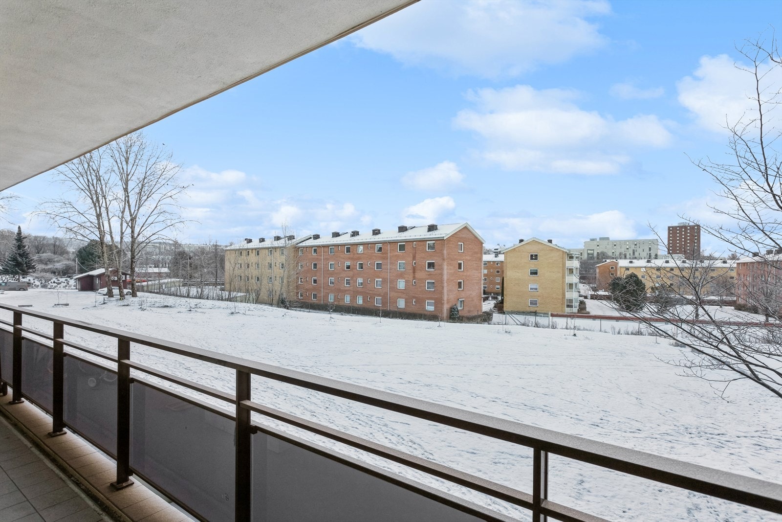 Fra stuen har du utgang til en stor balkong på ca 13,5 kvm. Galleribilde