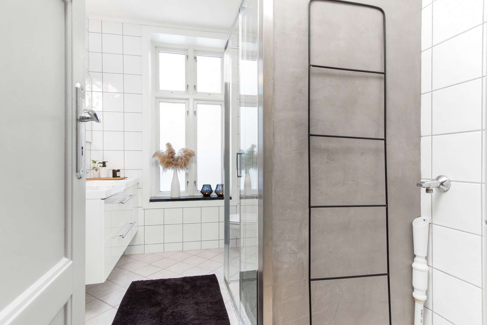 Badet er luftig og delikat, med ekstra takhøyde og stort krysspostvindu. Galleribilde