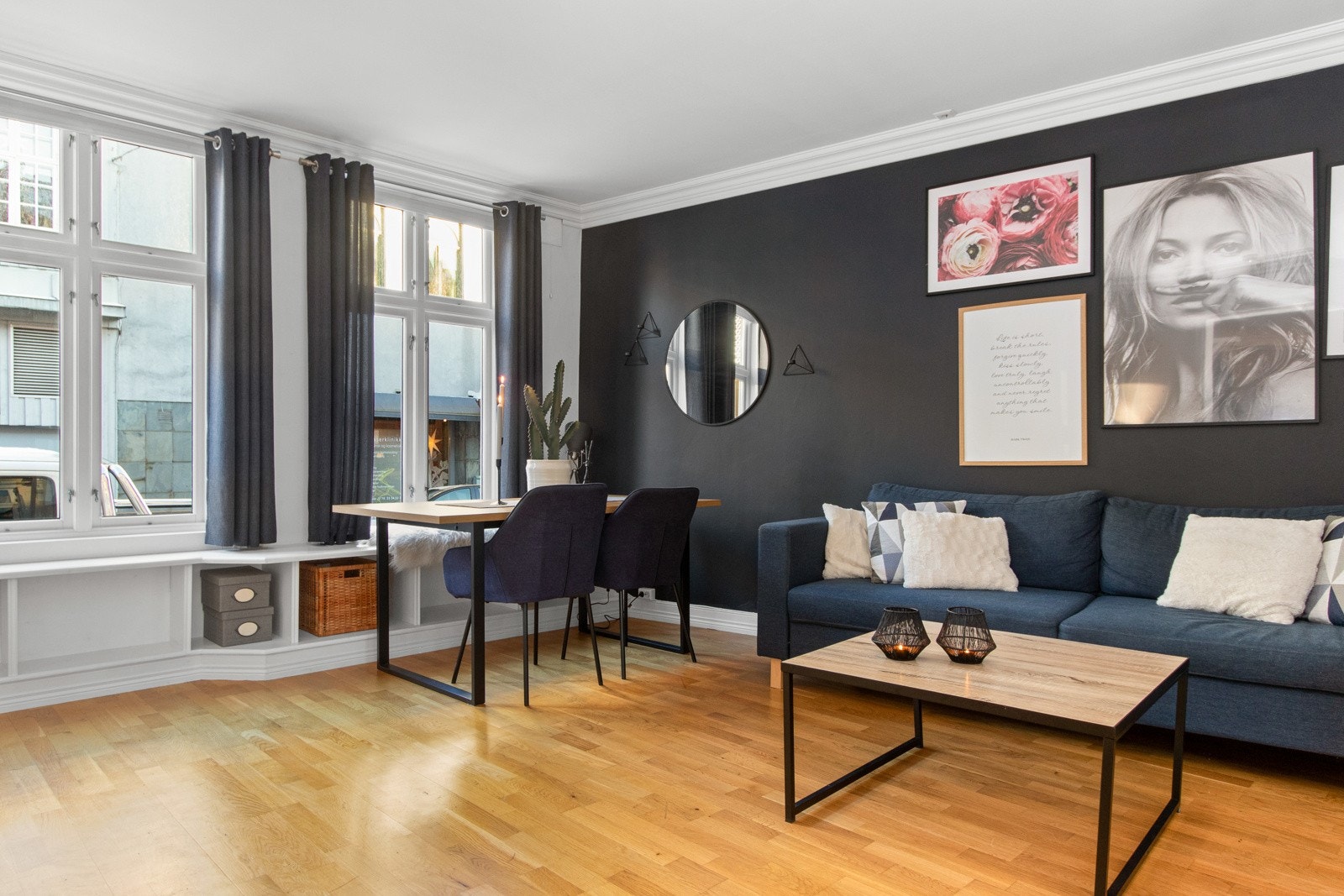 Om ønskelig har stuen plass til både sofagruppe og spisebord - uten at det oppleves rotete. Galleribilde