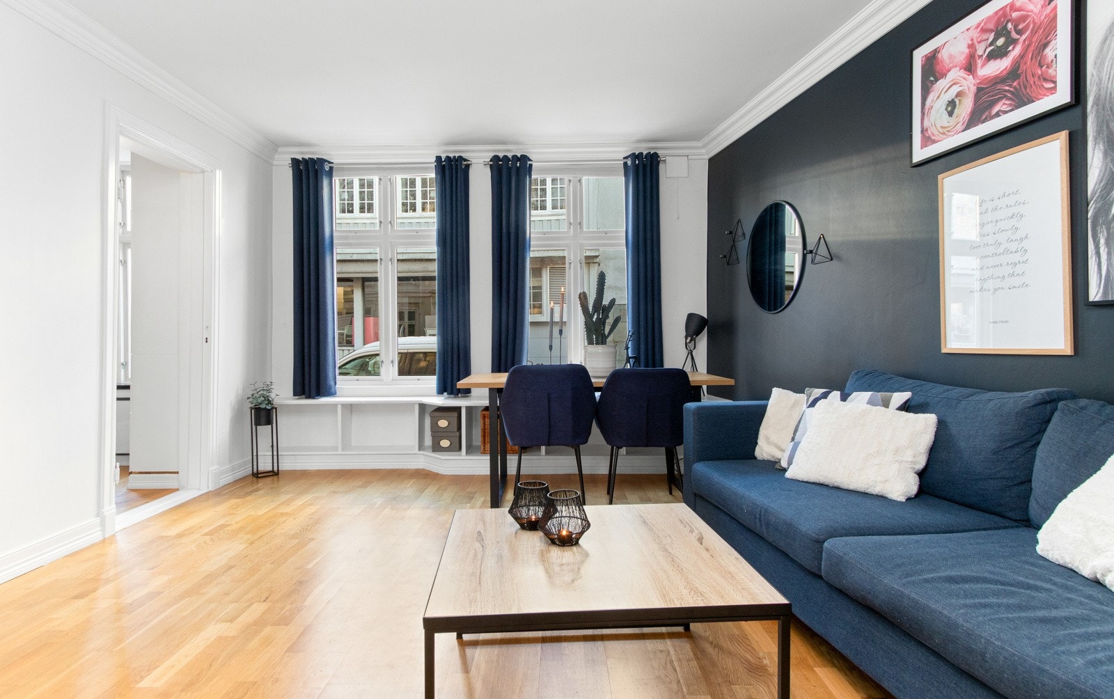 Stuen er pen og innbydende med gode lysforhold via store krysspostvinduer i front. Galleribilde