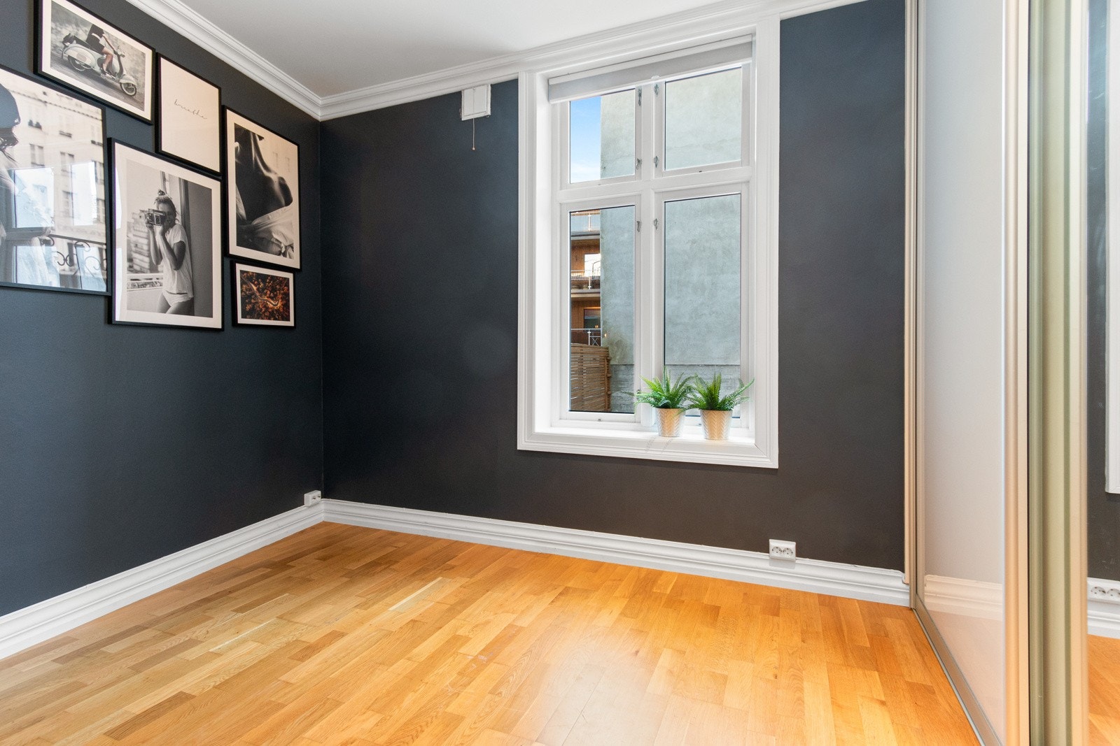 Soverommet er stilfullt og romslig, med god plass til dobbeltseng og nattbord. Galleribilde