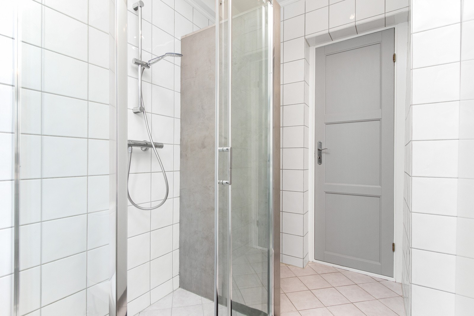 Badet har toalett, opplegg for vaskemaskin og et dusjhjørne fra 2016 med innfellbare dører. Galleribilde