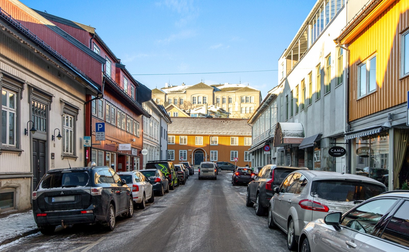 Her bor man i en koselig gate midt i sentrum, med kort gangavstand til alt man trenger i hverdagen. Galleribilde