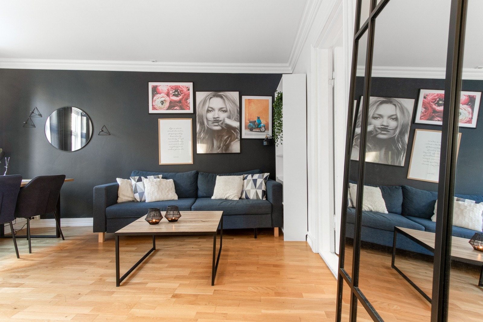 På gulvet er det lagt parkett, mens veggene er holdt i hvitt og sort for en fin kontrast. Galleribilde