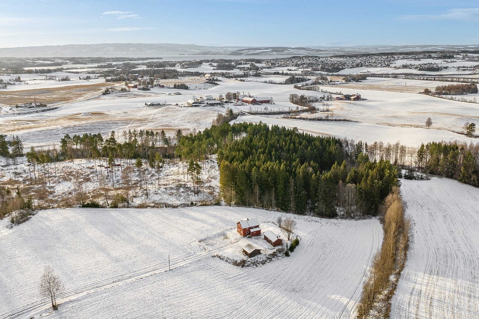 Velkommen til Imerslundmarka 44! En eiendom bestående av eldre enebolig med oppussingsbehov, gammelt bryggerhus og garasje i område under utvikling. Galleribilde