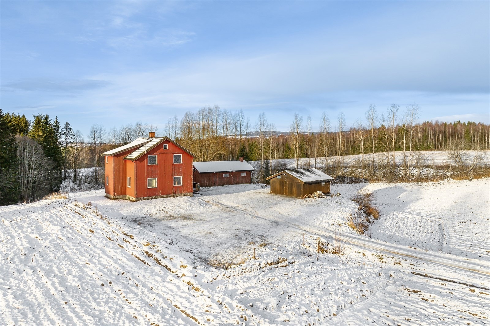 Godt med biloppstillingsplasser på eiendommen.. Galleribilde