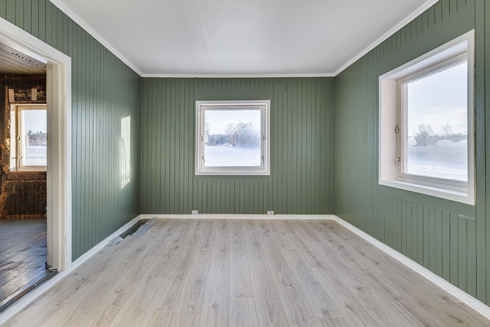 Enkelte rom er påbegynt med maling og nye gulv. Galleribilde