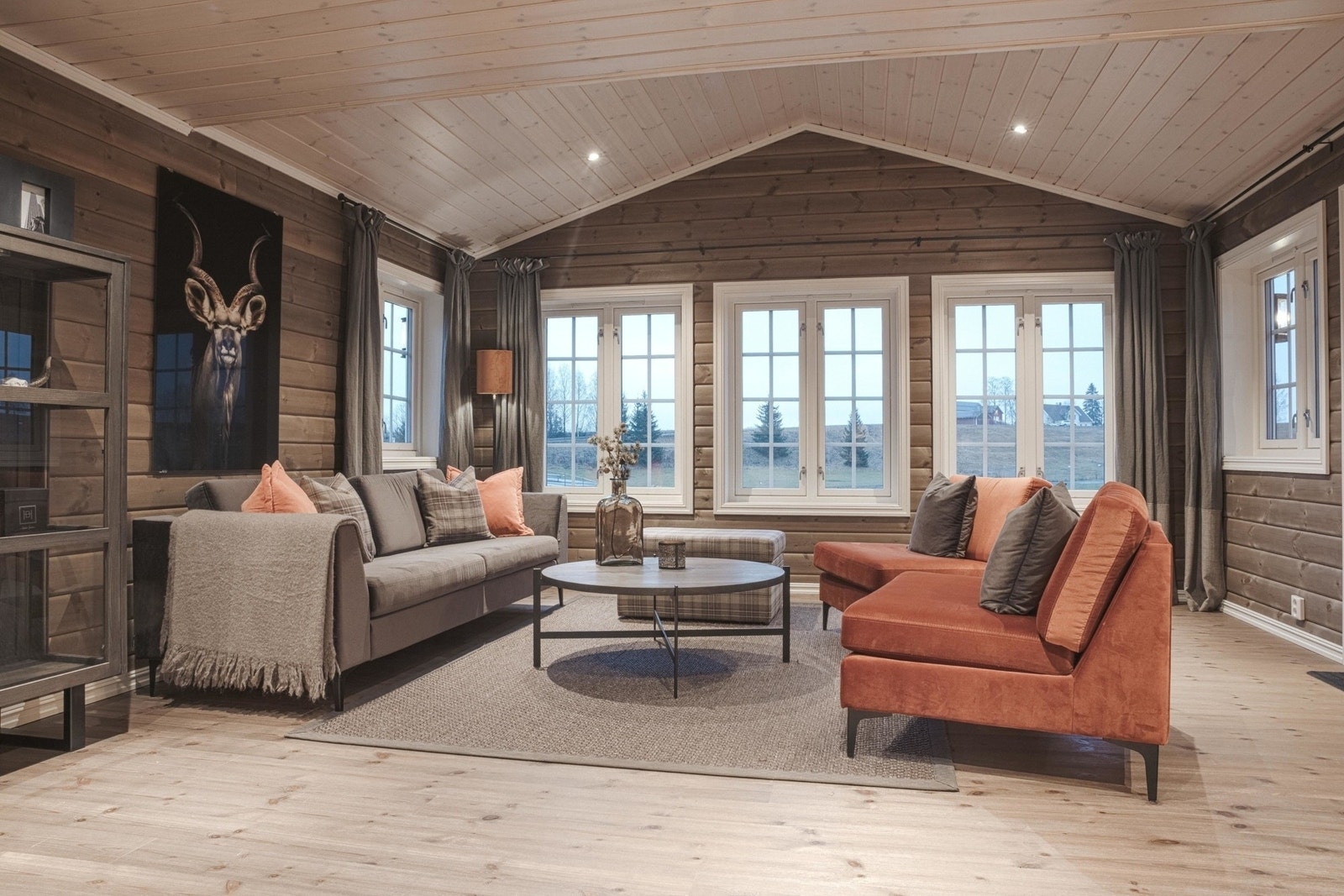 Stuen i en Oppdal hvor man har fjernet det tredje hemsrommet. Takhøyden blir noe lavere med 3 soverom på hems. Galleribilde