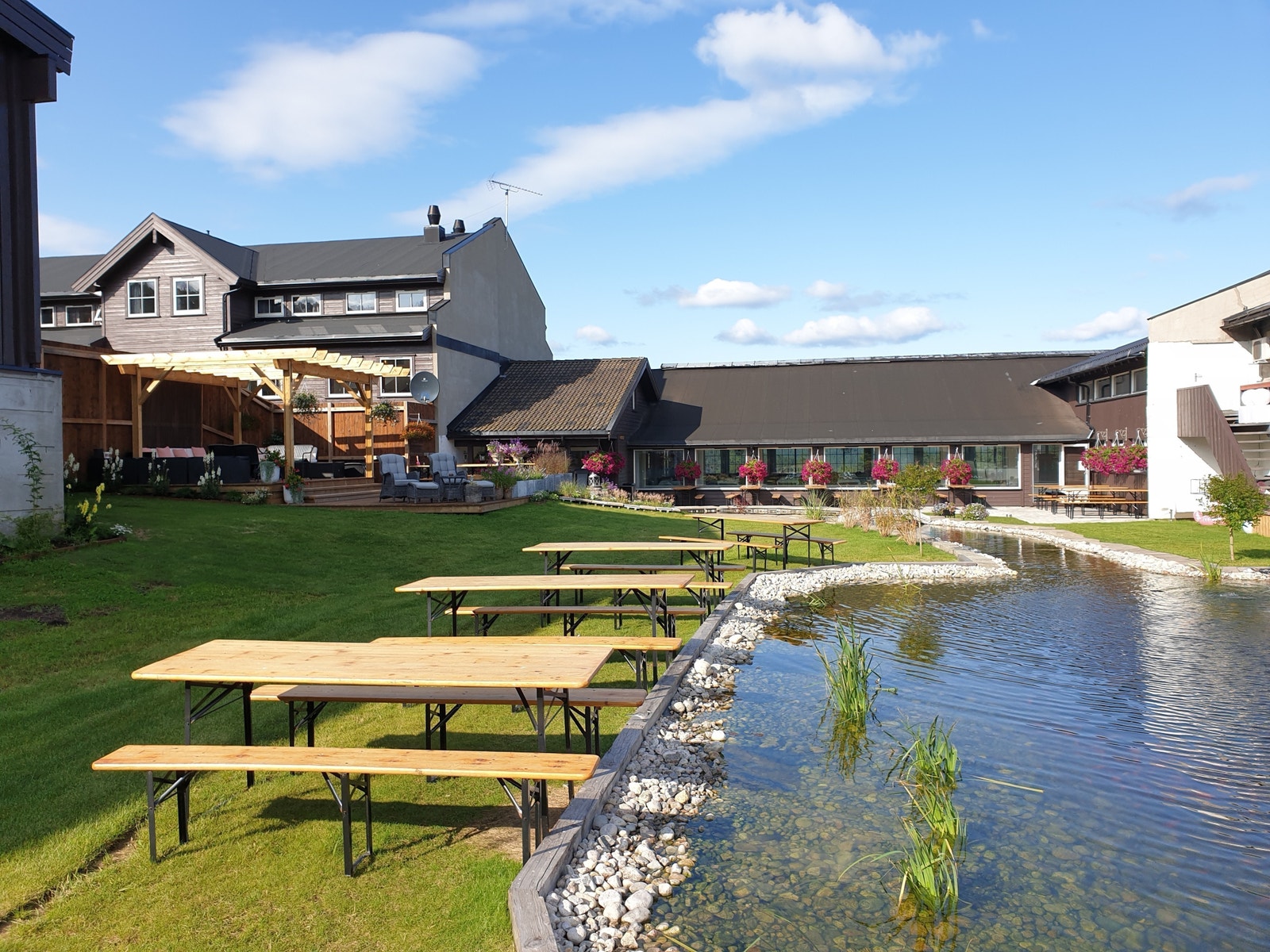 Gautefall Ski Lodge serverer deg gjerne maten utendørs på sommerstid. Galleribilde