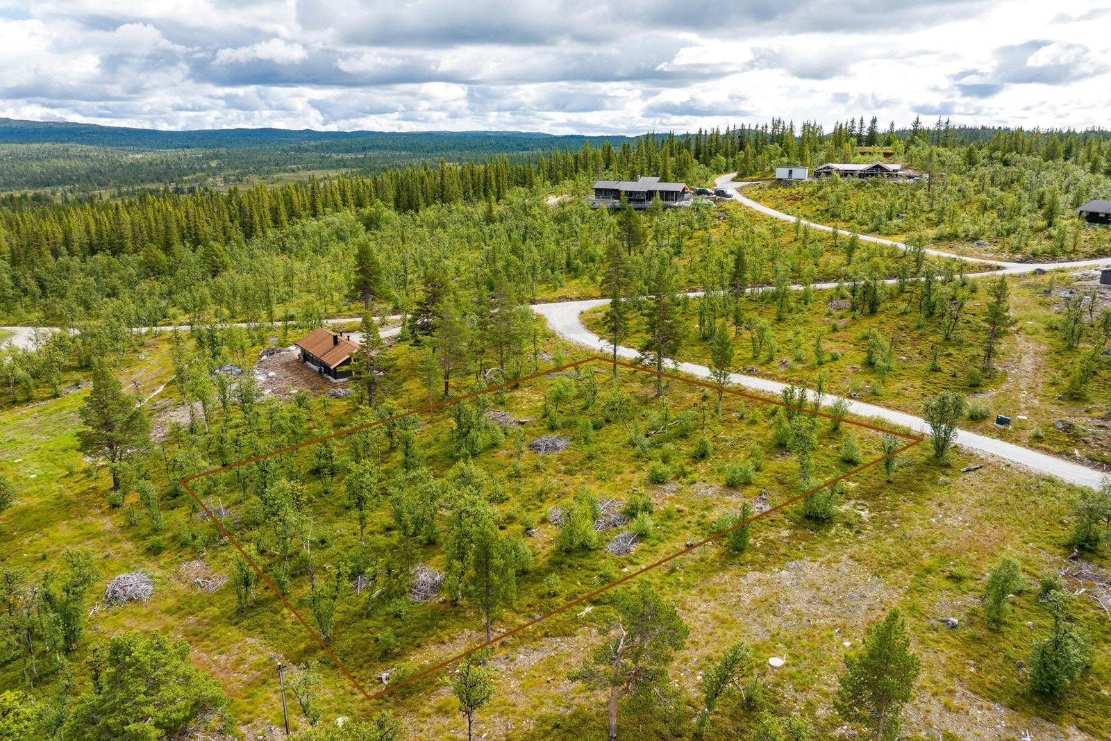 Det påhviler byggeklausul på eiendommen, der kjøper forpliktet til å inngå avtale med Ålhytta AS. Galleribilde