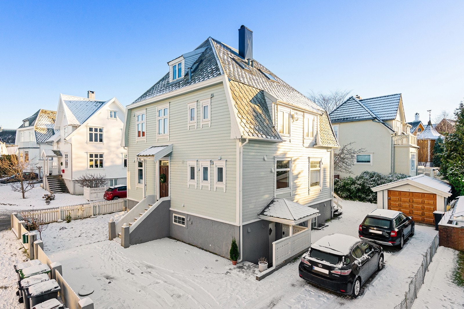 Garasje og god plass til parkering i eget gårdsrom Galleribilde