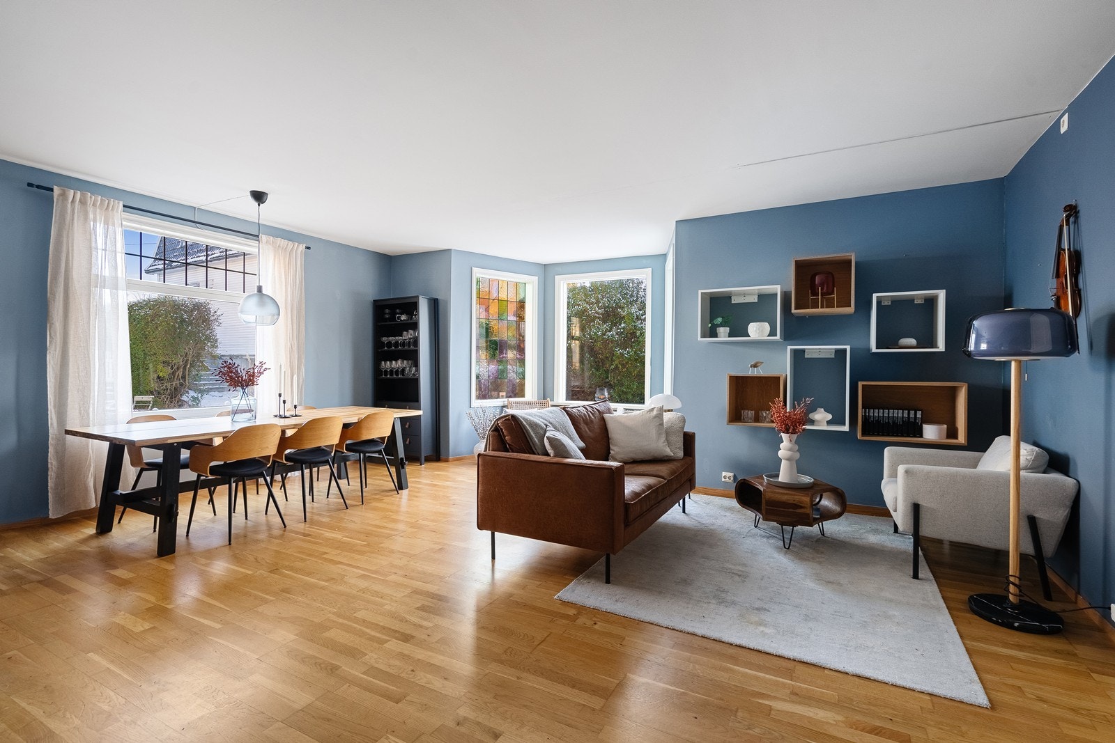 Stuen er romslig og har god plass til stort spisebord og sofagruppe Galleribilde