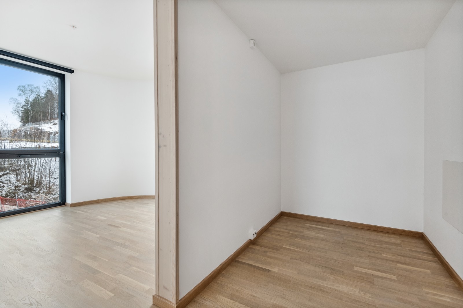 Hovedsoverommet har adskilt plass til garderobe. Galleribilde