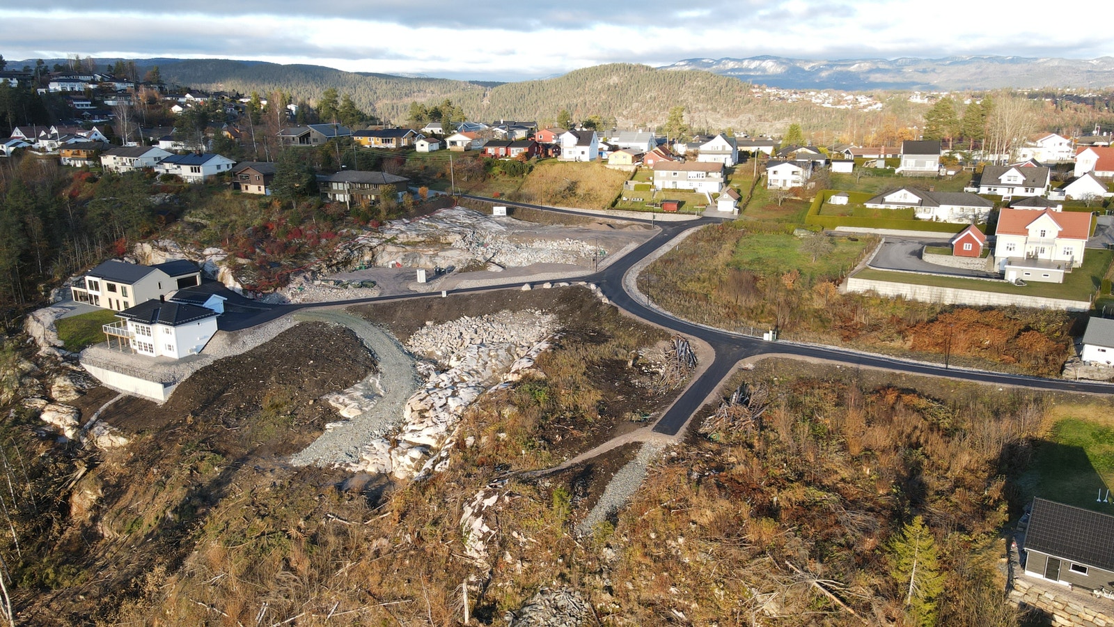Syv byggeklare tomter bader i høstsol på Solsida Åfoss Vest Galleribilde
