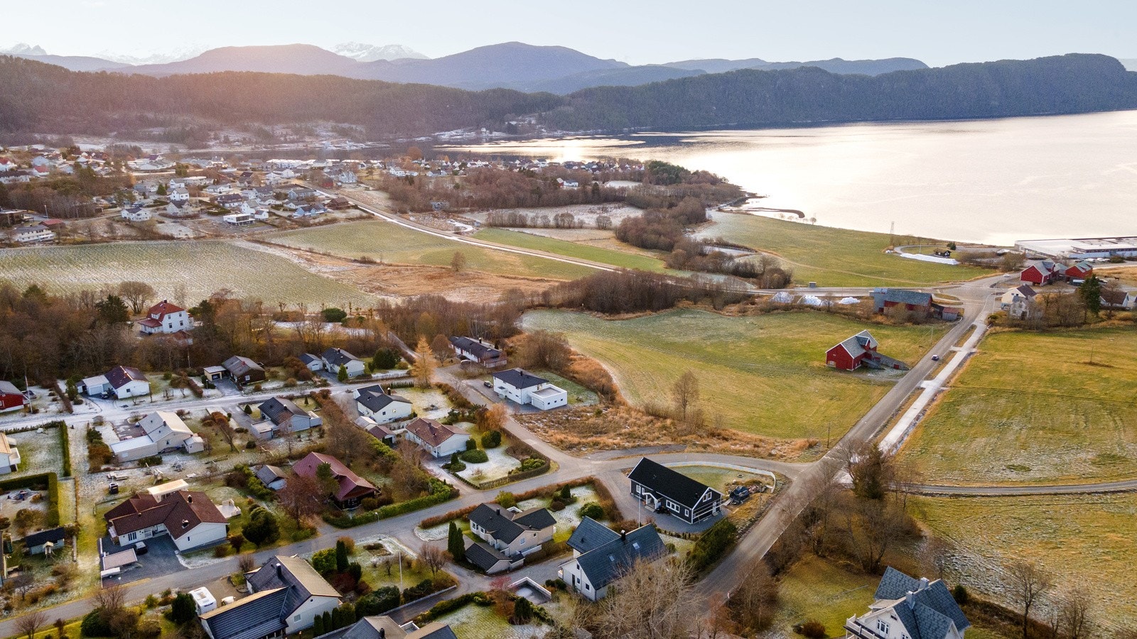 Nærhet til sjø og kort veg til flotte turterreng. Galleribilde