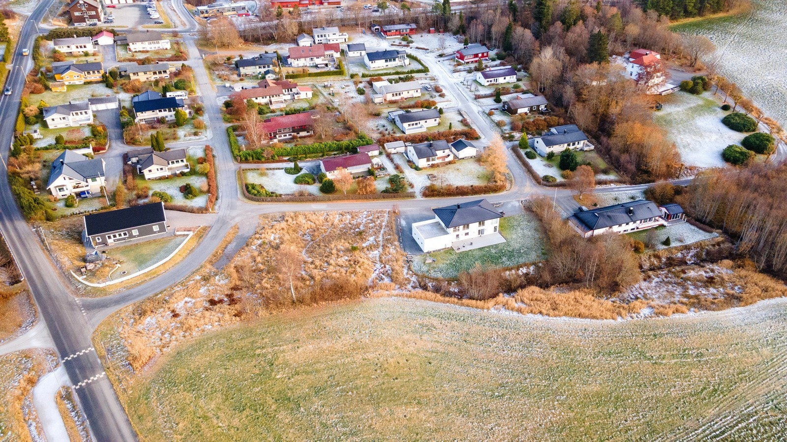 Det er forettatt grunnundersøkelser i 2018 av tidligere eier og det er innhentet takstrapport på tomten i 2021. Galleribilde
