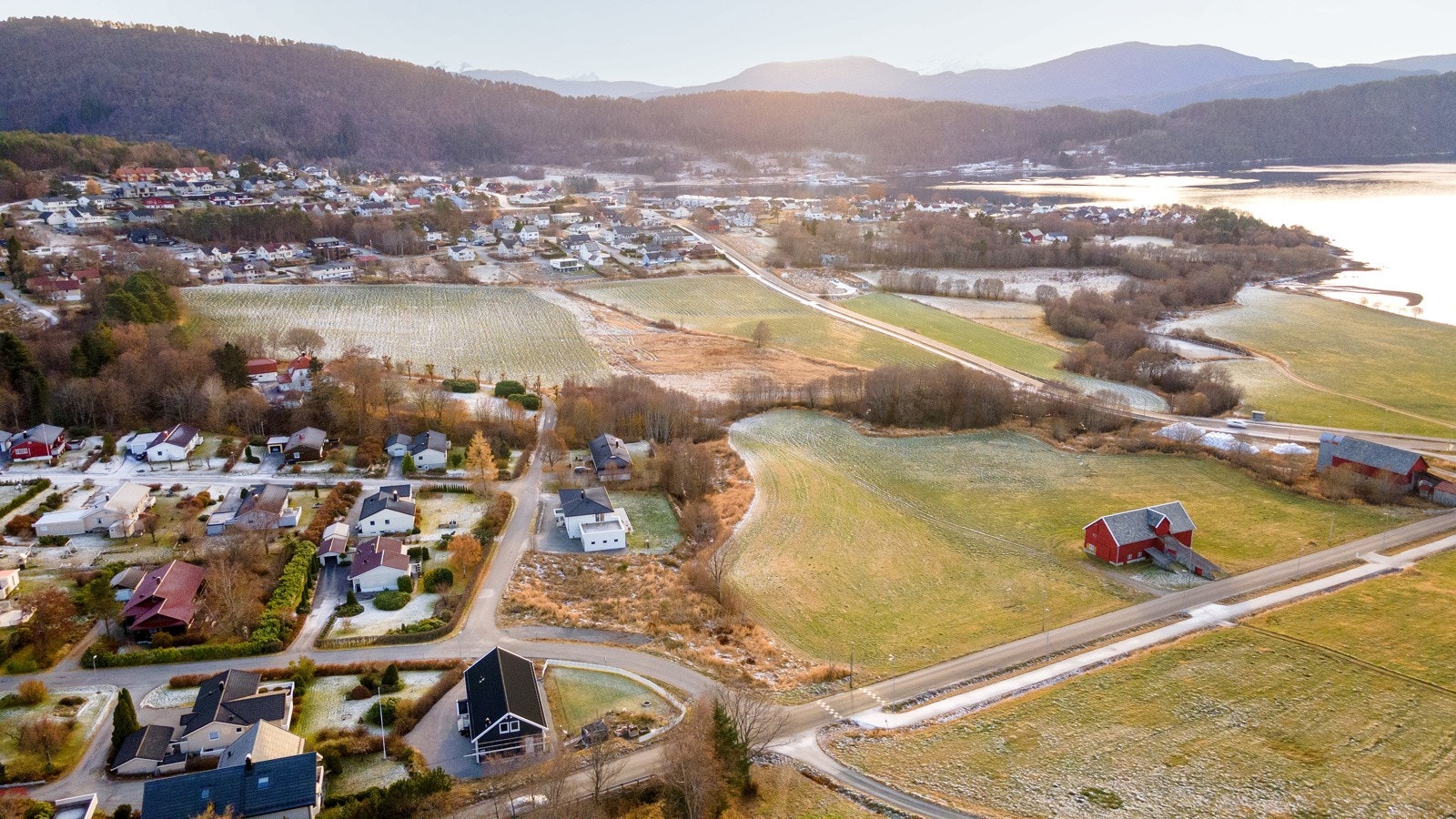 Eiendommen ligger i Sandane i Eidsvik/Tennfjord og ligger i et område med eneboliger og mindre småbruk i nærmiljøet. Galleribilde