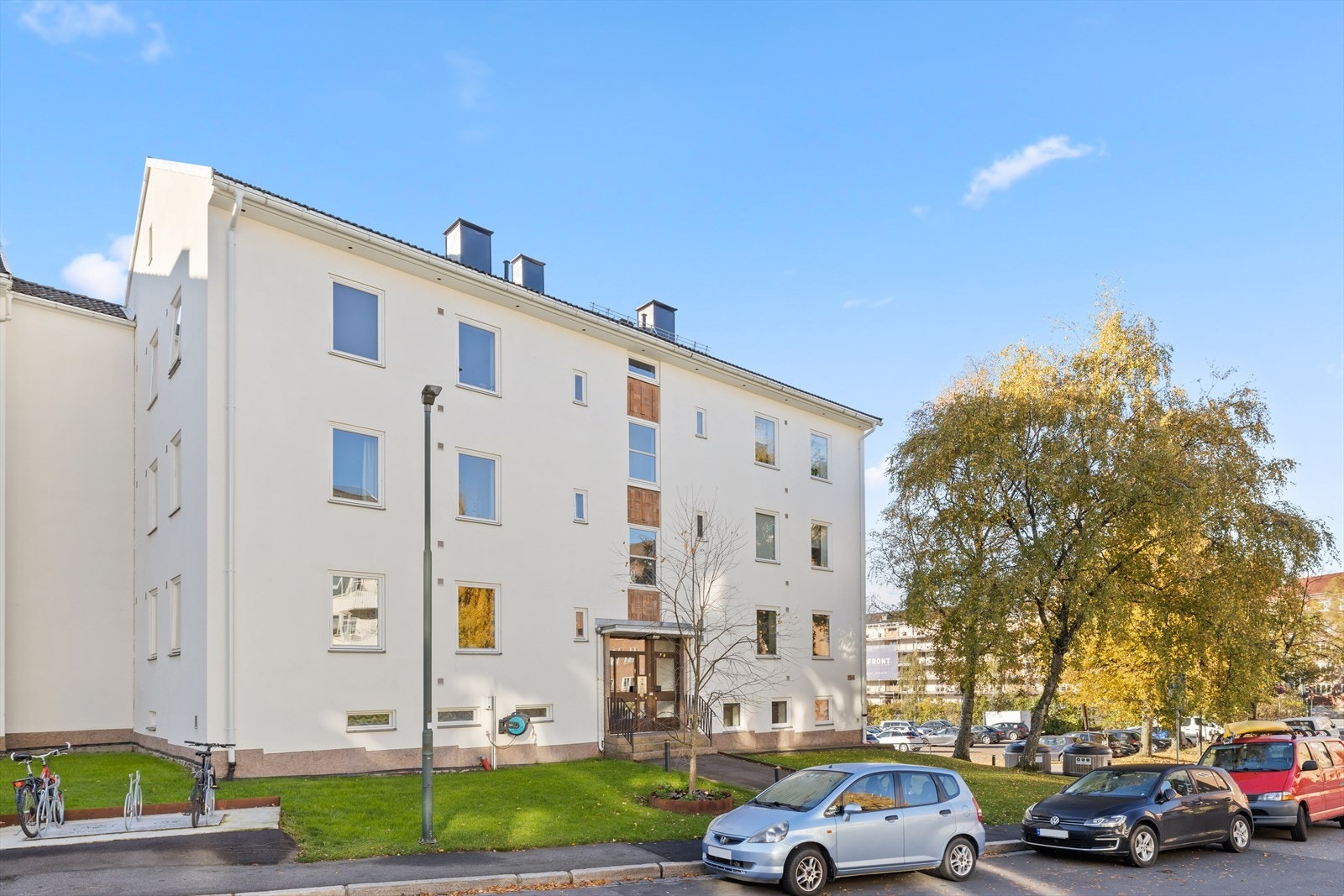 Borettslaget har ca. 83 parkeringsplasser som tildeles etter venteliste. Det er også beboerparkering i området. Galleribilde