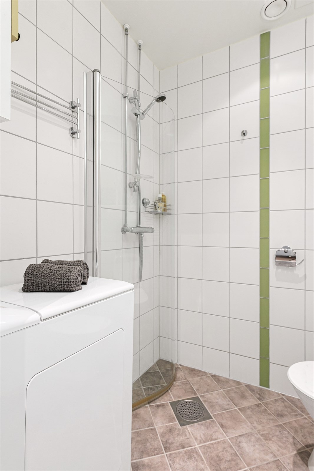 Det er også plass til smal vaskemaskin på badet. Galleribilde