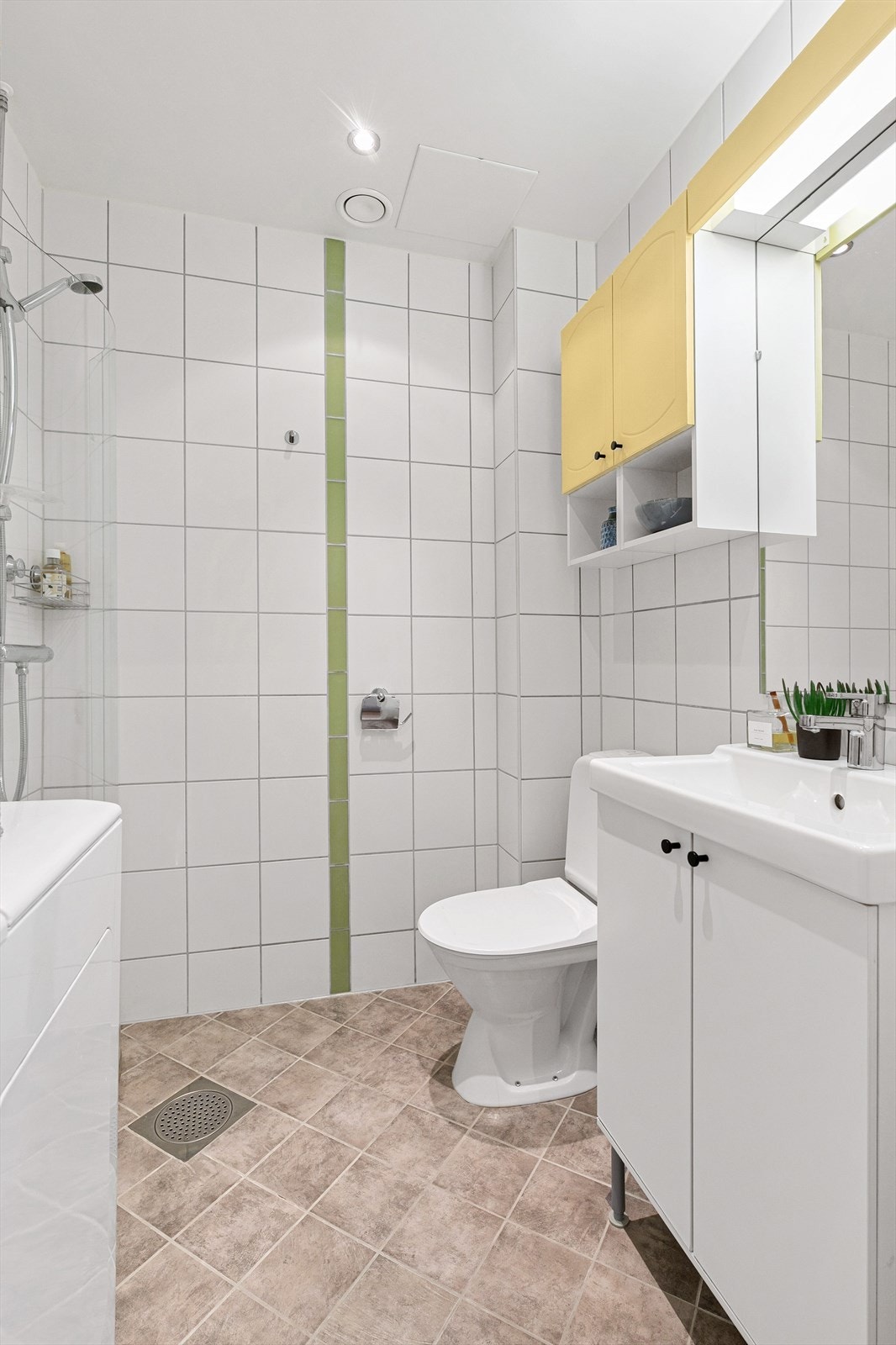 Badet er fra 2006 og framstår tidløst og gjennomtenkt. Her får dere alt dere trenger med dusjhjørne, gulvstående toalett, servant med underskap og overskap. Galleribilde