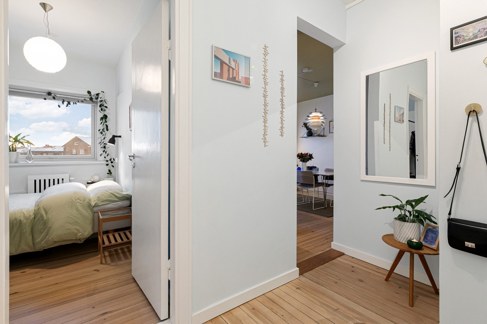 Fra gangen er det adkomst til alle rom i boligen. Gangen er i nyere tid blitt utvidet ved at et innvendig kott ble fjernet. Galleribilde
